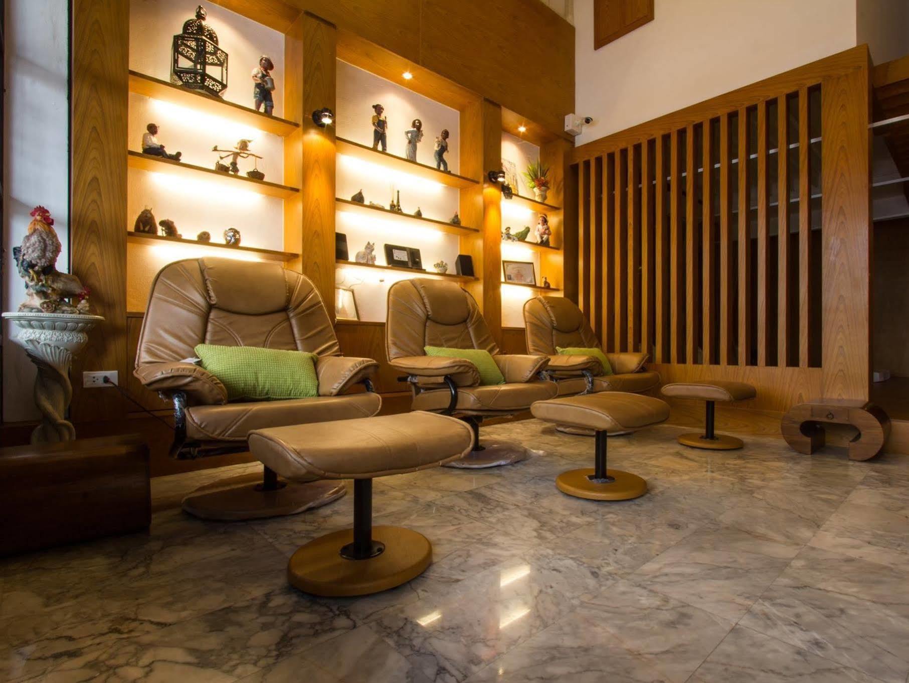 Hotel At Ease Bijou à Chiang Mai Extérieur photo